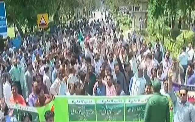 پنجاب یونیورسٹی، ایپکا کی تقریب حلف برداری روکنے پر ملازمین کا احتجاج