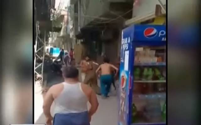 منشیات فروش نے پولیس اہلکاروں سے اسلحہ چھین کر دوڑیں لگوادیں
