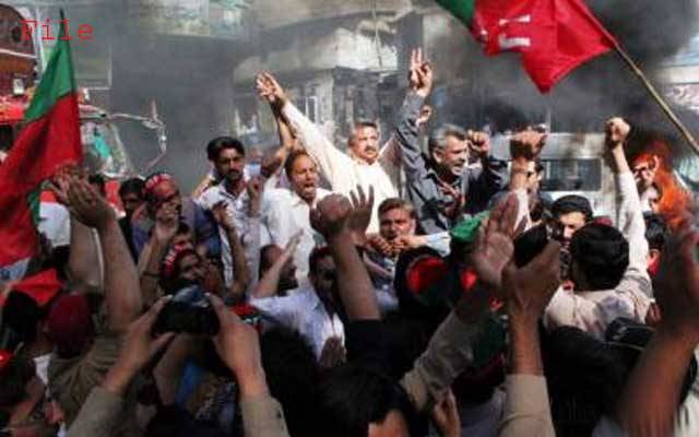 تحریک انصاف کے کارکن اوچھے ہتھکنڈوں پر اتر آئے