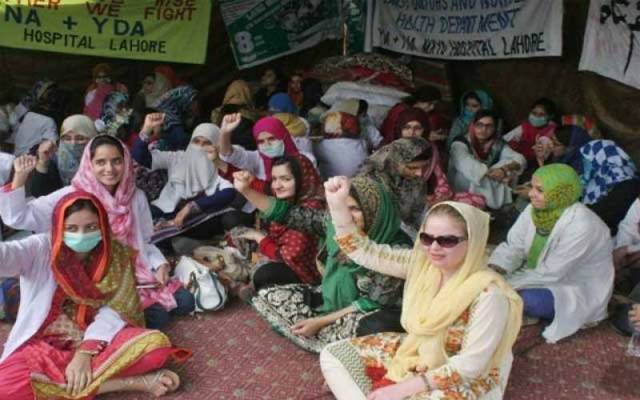 ینگ ڈاکٹرز، نرسز اور پیرامیڈیکس کی ہسپتالوں کے آؤٹ ڈور میں ہڑتال