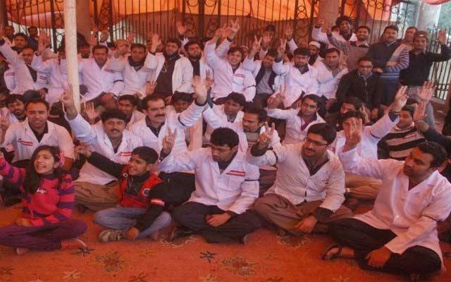 ینگ ڈاکٹرز کی ہڑتال تیسرے روز بھی جاری، مریض خوار