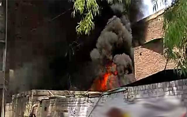 فیروز پور روڈ پر فائبر گلاس فیکٹری میں آگ لگ گئی