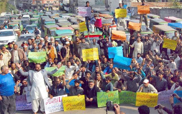 پرچی مافیا اور مہنگائی کیخلاف رکشہ یونین سراپا احتجاج