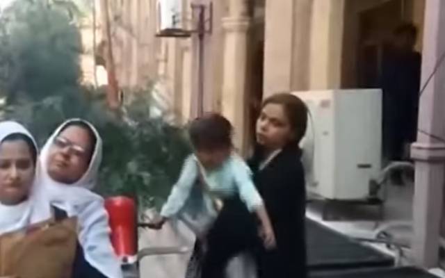 میاں بیوی کی لڑائی میں دربدر ہونیوالا معصوم بچہ ماں کے حوالے