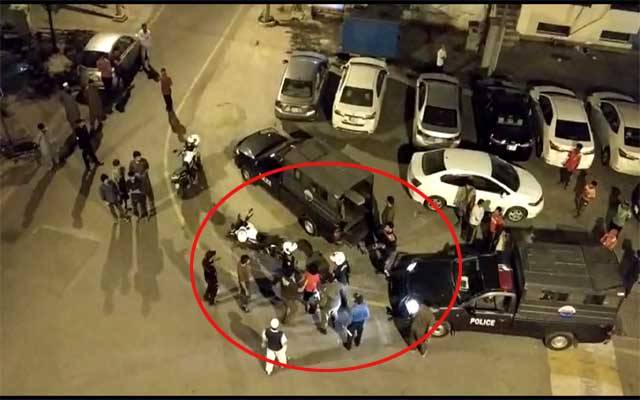 رشوت دو ورنہ تھانے چلو، ڈیفنس پولیس کا کارسواروں پر سرعام تشدد