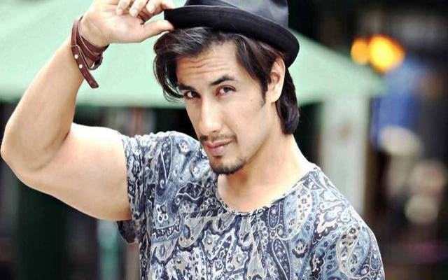 چھنو بوائے علی ظفر نے زندگی کی کتنی بہاریں دیکھ لیں؟