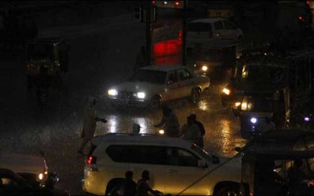 شہر کے مختلف علاقوں میں تیز بارش، روزے داروں کی موجیں لگ گئیں