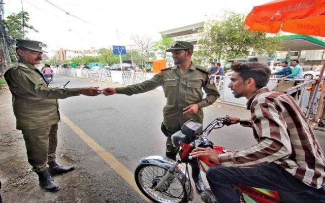 لاہور پولیس نے ون ویلنگ روکنے کیلئے کمر کس لی