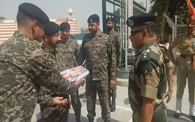 انڈین سیکیورٹی فورس کا عید پر پاکستان رینجرز کو مٹھائی کا تحفہ