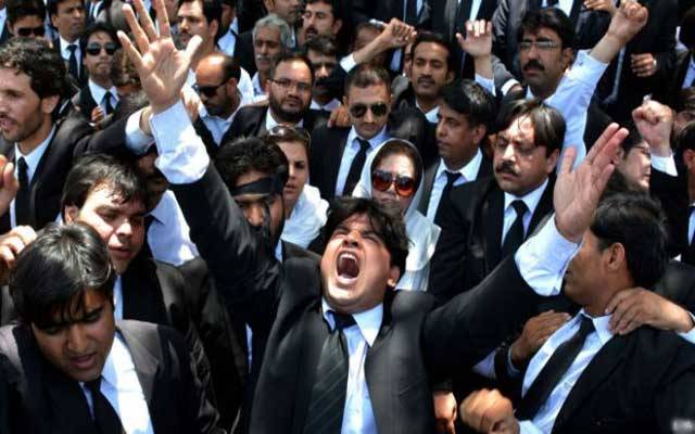 وکلا کا پولیس کے خلاف ایک بار پھر احتجاج
