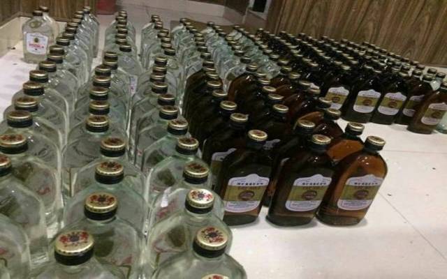 رنگے ہاتھوں پکڑے گئے شراب فروش کو پولیس نے چھوڑ دیا