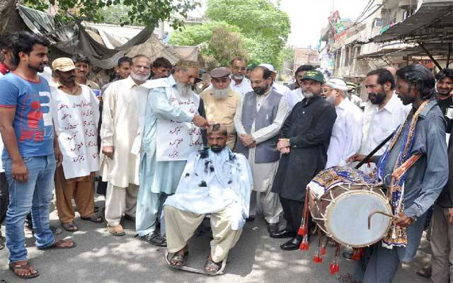 مہنگائی کیخلاف انوکھا احتجاج، جماعت اسلامی کےکارکنوں نے سر منڈوا دیئے