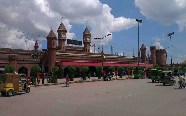 لاہور ریلوے اسٹیشن کی حالت شیخ رشید کے بلندوبانگ دعوؤں پر سوالیہ نشان بن گئی