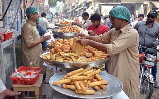 خوشگوار موسم، شہریوں نے سموسے، پکوڑے کی دکانوں کا رُخ کر لیا