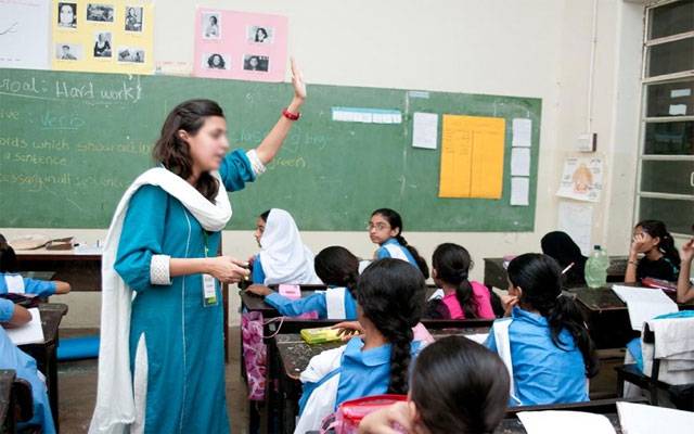 نئے پاکستان میں استاد کی تنخواہ مزدور سے بھی کم
