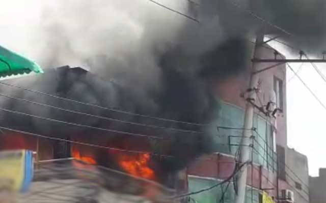 لاہور کے مشہور پلازے میں آگ لگ گئی