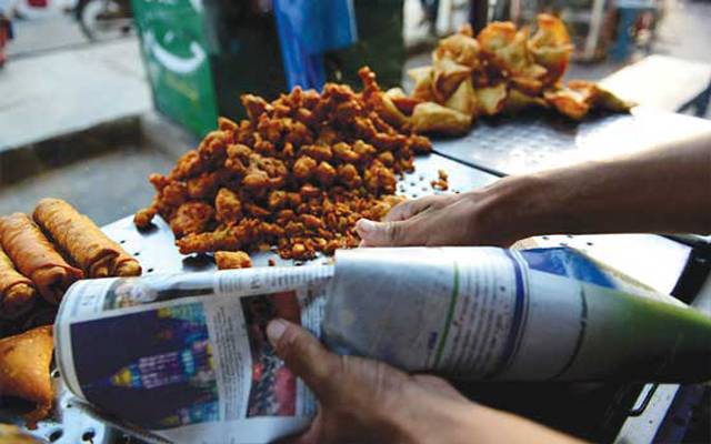 اخبارات اور چھپائی والے کاغذات میں اشیائے خورونوش کو لپیٹنا کینسر کا باعث