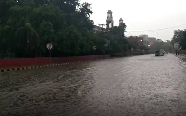 بارش کہیں رحمت اور کہیں زحمت، سپریم کورٹ رجسٹری کے باہر پانی جمع