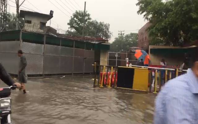 موسلادھار بارش، لاہور کے تھانے ڈوب گئے