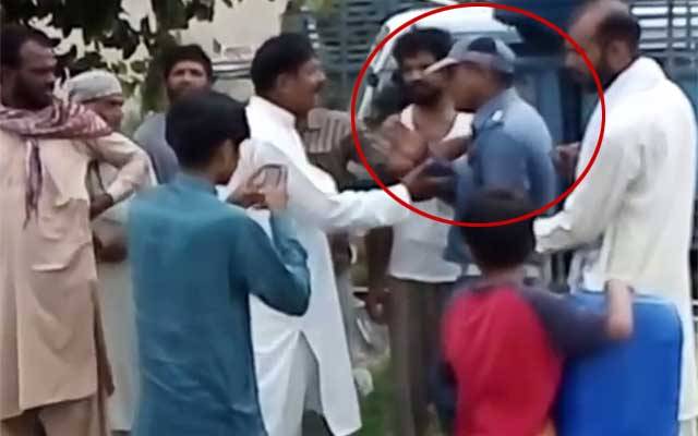 ٹریفک وارڈن اور رکشہ ڈرائیور میں تلخ کلامی، ویڈیو منظر عام پر آگئی