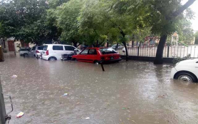 موسلا دھار بارش کے بعد  گراونڈز میں پانی جمع