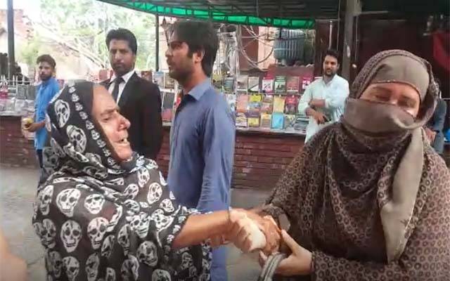 پسند کی شادی ہائیکورٹ کےاحاطے میں تماشہ بن گئی