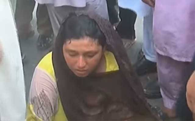 بچے کے علاج میں تاخیر پر ممتا سراپا احتجاج