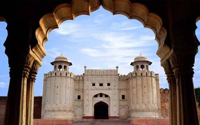 شاہی قلعہ کی ٹوٹی دیوار نے انتظامیہ کی کارکردگی کا پول کھول دیا