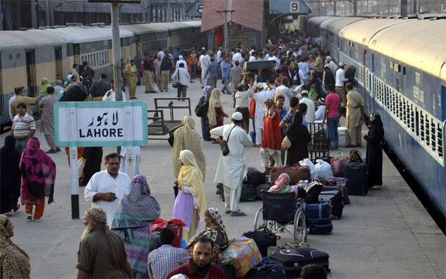 مسافروں کیلئے بڑی خوشخبری، ٹرینوں کے کرائے نصف