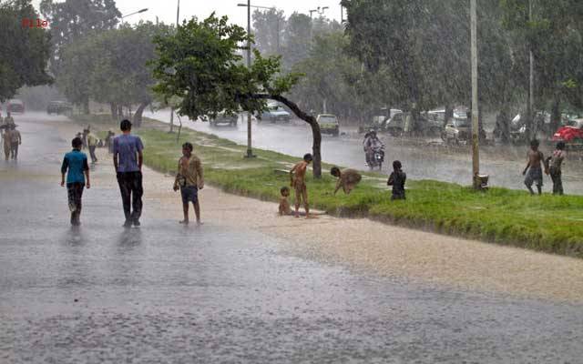 لاہور میں طوفانی بارش ، نشیبی علاقے زیرآب آگئے