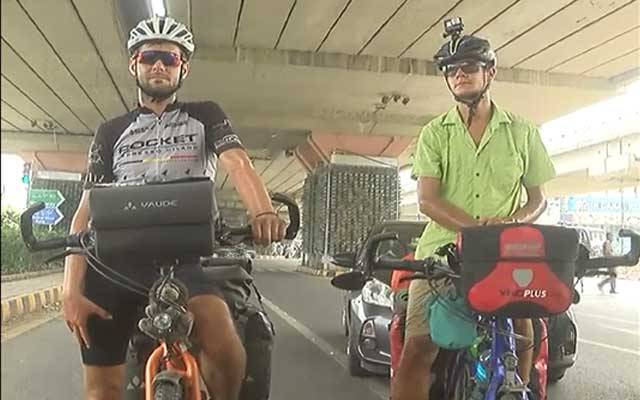 دنیا کا سفر کرنیوالے یورپی سائیکلسٹ واہگہ بارڈر سے بھارت روانہ