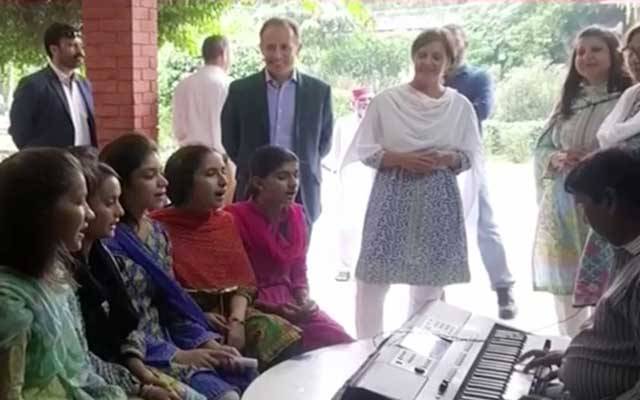 برطانوی ہائی کمیشن تھامس ڈریو کا ایس او ایس چلڈرن ویلج کا دورہ