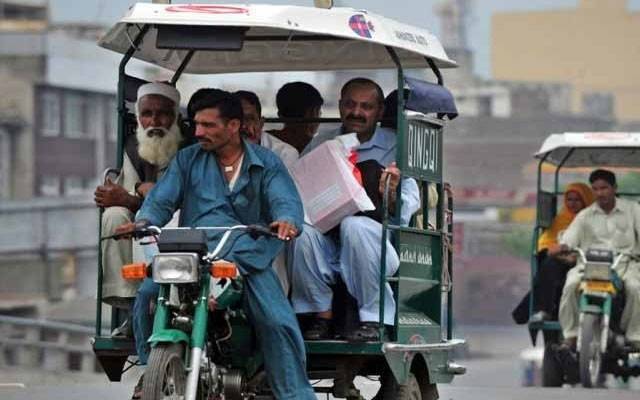 رکشہ ڈرائیور ٹریفک پولیس کے رویہ سے نالاں