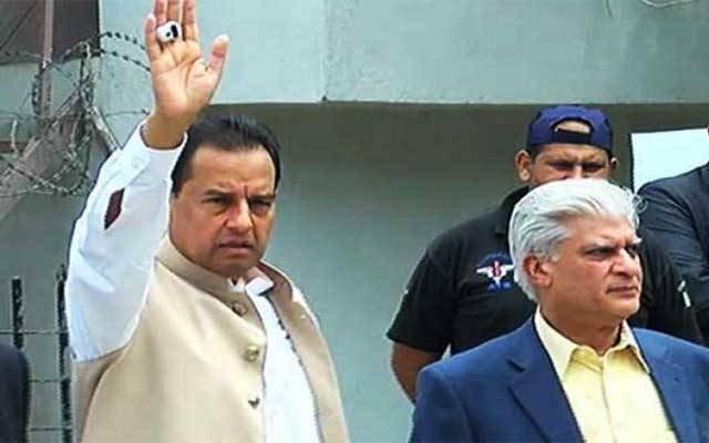  کیپٹن ریٹائرڈ صفدر بچ گئے
