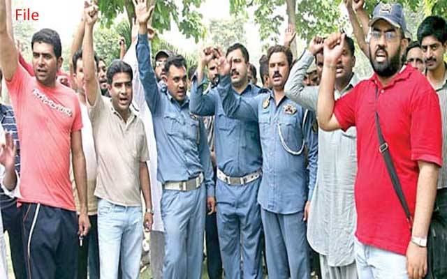 نوکریوں سے برخاست ٹریفک وارڈنز سراپا احتجاج