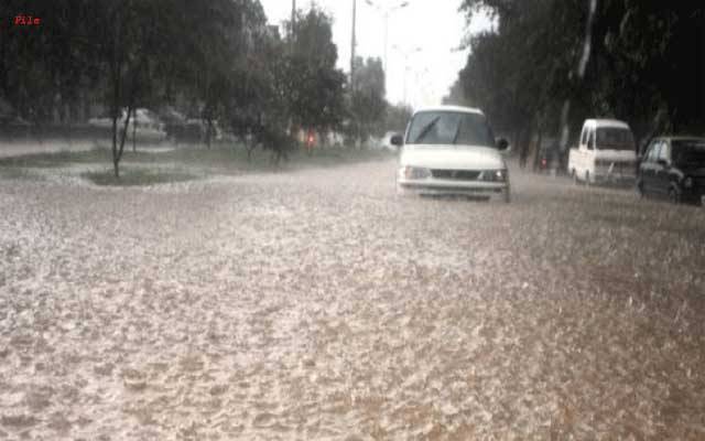 لاہور میں طوفانی بارش، سڑکیں تالاب بن گئیں