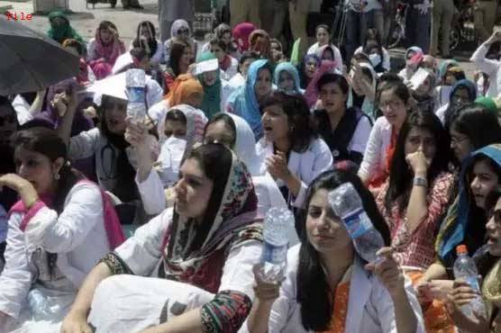 ڈاکٹر ہڑتال نہ کریں تو کیا کریں
