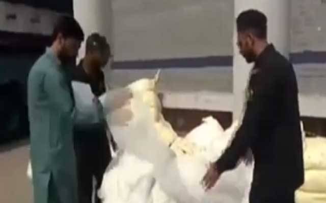 کسٹمز حکام نےبھارتی کپڑے سے بھری بس پکڑ لی