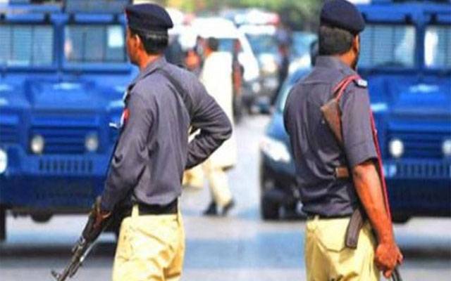 پولیس وردی میں ملبوس مبینہ ڈاکو شہری کو لوٹ کر فرار