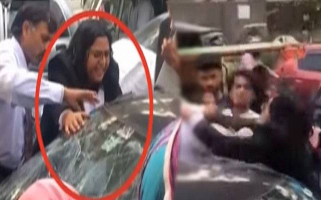 خاتون وکیل کا شہری پر تشدد، ویڈیو وائرل
