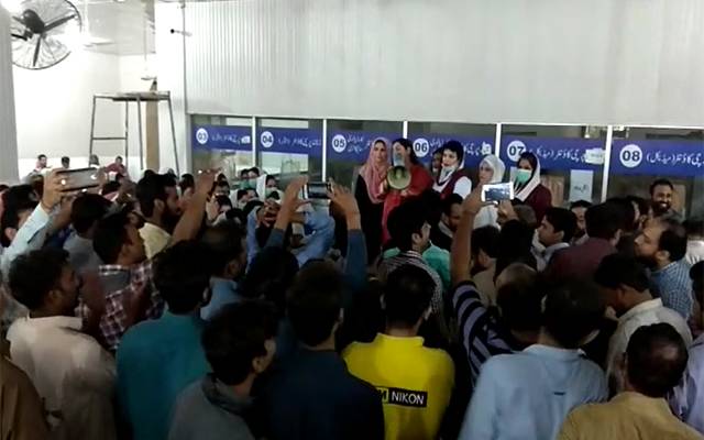 ٹیچنگ ہسپتالوں کی نجکاری، مظاہرین کنگ ایڈورڈ میڈیکل یونیورسٹی کا دروازہ توڑ کر اندر داخل