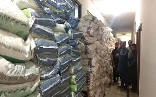 کسٹمز حکام کا گودام پر چھاپہ، لاکھوں مالیت کا خشک دودھ قبضہ میں لےلیا
