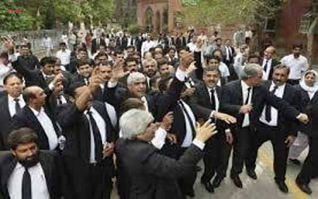 لاہور ہائیکورٹ میں وکلاء کیلئے آج سے گاؤن پہننا لازمی قرار