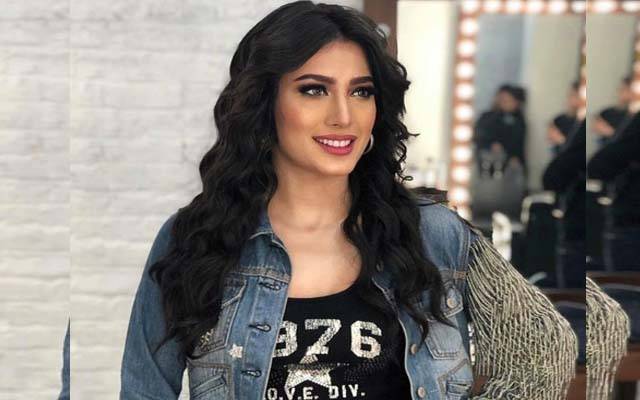 مہوش حیات نے ” آج جانے کی ضد نہ کرو “ گا کر مداحوں کے دل جیت لئے