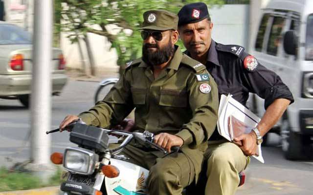 ڈاکوؤں کے بعد پولیس بھی فرنچائز پر ہاتھ صاف کرنے میں مصروف