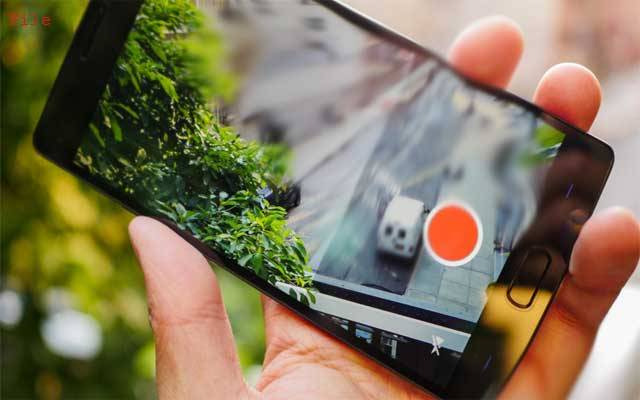 کار سوار فیملی کی ویڈیو بنانا منچلوں کو مہنگا پڑ گیا 