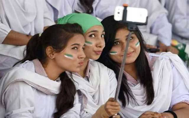 سکولوں میں طلبا کے موبائل فون کے استعمال پر پابندی عائد