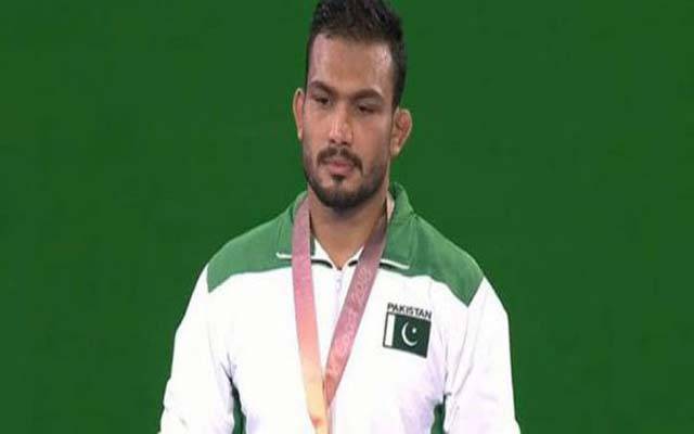 قومی ریسلر انعام بٹ کو ڈار ہاکی اکیڈمی کی جانب سے ایک لاکھ روپے انعام
