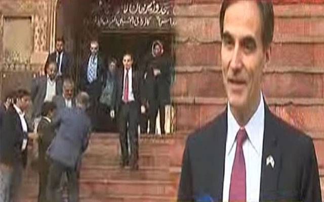 امریکی سفیر کا اہلیہ کے ہمراہ مسجد وزیر خان کا دورہ