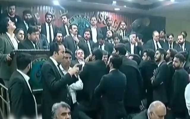 سفید اور کالے کوٹ کی جنگ، وکلاء نے پولیس کو ڈیڈ لائن دیدی 